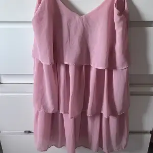 Super söt rosa volangklänning 