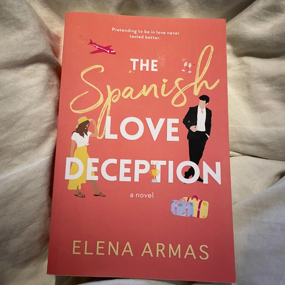 Bok på engelska av författaren Elena Armas. Det är den självpublicerade versionen = den är lite större ! Läst en gång och har bruten bokrygg (se sista bilden). Övrigt.