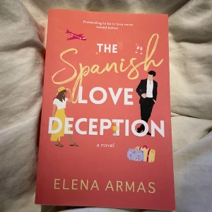 The spanish love deception - Bok på engelska av författaren Elena Armas. Det är den självpublicerade versionen = den är lite större ! Läst en gång och har bruten bokrygg (se sista bilden)