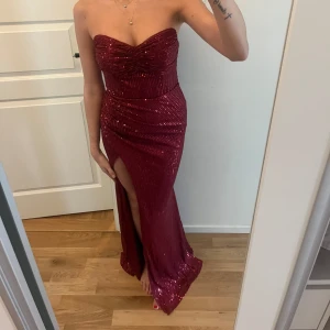 Balklänning - Jätte fin klänning till bal eller bröllop. Strl XS Men passar perfekt för mig som är en S, endast provad
