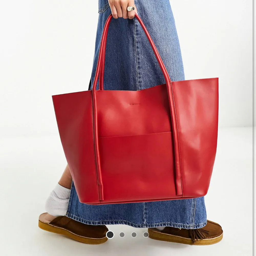 Röd tote-väska, köpt på asos, slutsåld på hemsidan. Accessoarer.
