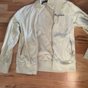 Palm Agnels  - Säljer nu min Palm angels tröja då den har blivit för liten för mig säljer den till fynd pris då jag saknar og men det går att visa på att den är autentisk på andra sätt 