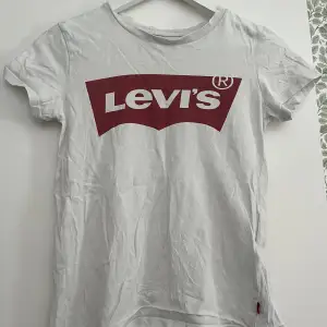 En Levi’s t-shirt som är för liten och då tyvärr inte används längre. Storkleken är XXS och den är från Levi’s.