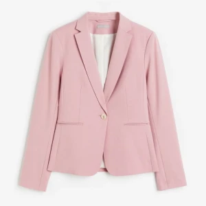 Figursydd kavaj - Säljer denna från H&M, använd 3 gånger. Kavajen är i bra skick, hör av dig för fler bilder💕💕