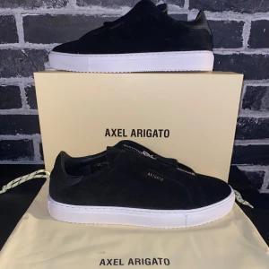 Axel arigato skor (oanvända) - Clean 90 Zip. Aldrig använda har kvar kvittot. Bara skriva vid frågor eller bud