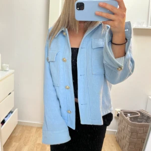 Blå vårjacka  - En ljusblå jacka med guldknappar från zara. Använd en vår men fortfarande i bra skick. 