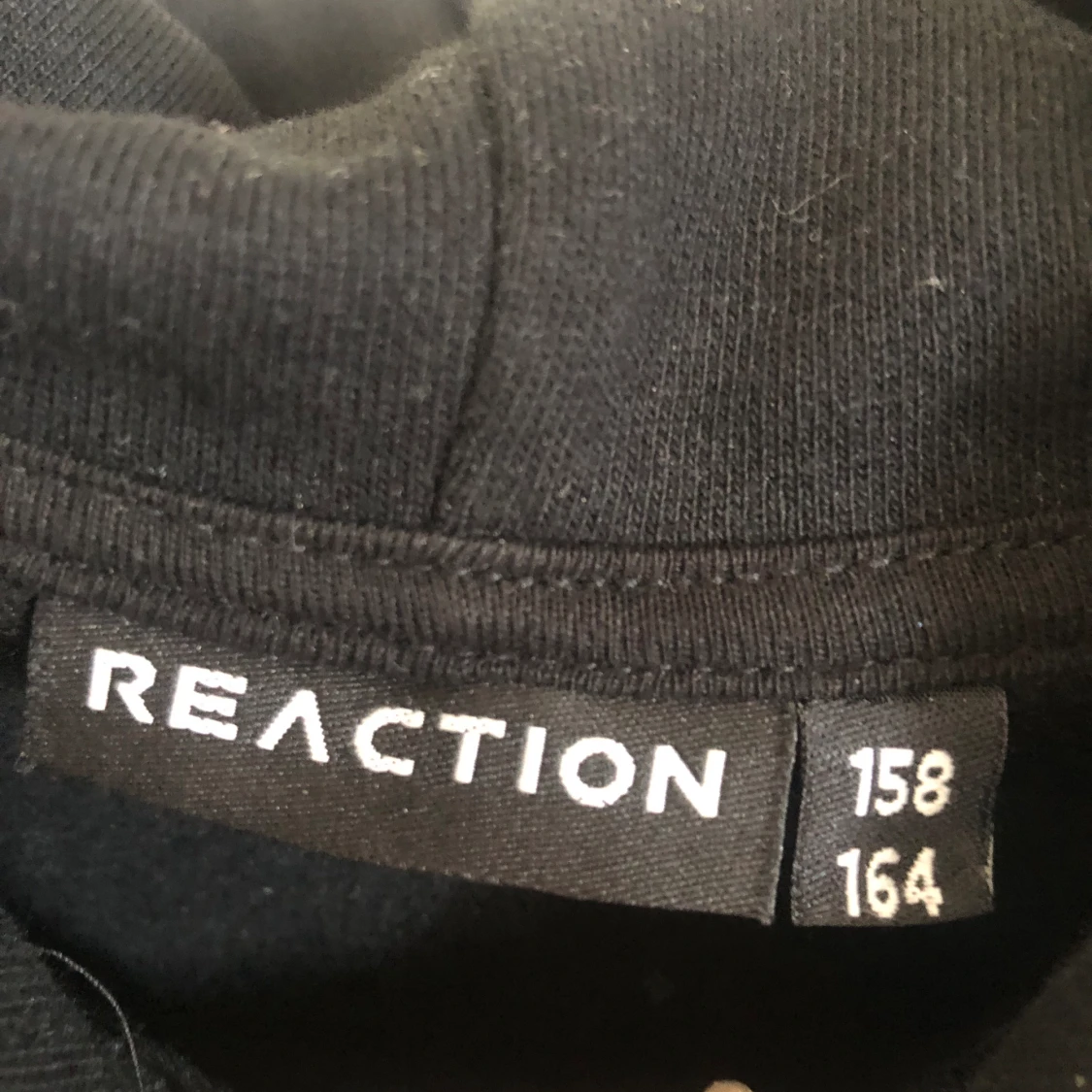 Svart hoodie med tryck - 90