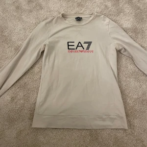 Armani tröja  - Säljer min Armani tröja som jag köpte på Nk. Använt fåtal gånger och är i bra skick. Storlek S/M. Vid frågor är det bara att skriva. 