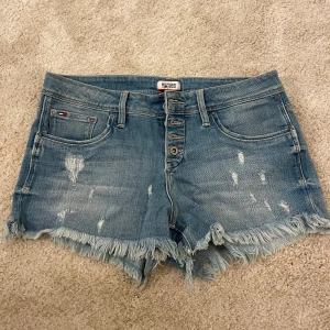 Tommy Hilfiger shorts  - Säljer mina Tommy Hilfiger shorts då dem inte kommer till användning. Är i bra skick och i storlek 30 men passar mig som har S.