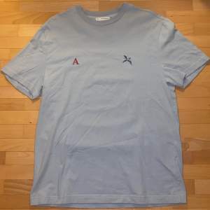 Super sällsynt t shirt från en av Axel Arigatos Kollektioner i 2017, Mycket Exklusiv och aldrig använts. Collectors Item och en investering! (Varan stryks vid eventuellt köp)