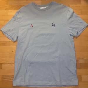 Rare Axel Arigato T shirt (aldrig använts) - Super sällsynt t shirt från en av Axel Arigatos Kollektioner i 2017, Mycket Exklusiv och aldrig använts. Collectors Item och en investering! (Varan stryks vid eventuellt köp)