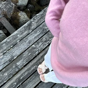 Stickad zara tröja  - Stickad tröja från zara. Väldigt oversized från början men har krympt i tvätt. Passar xs-s. Perfekt för sommarkvällar 🩷