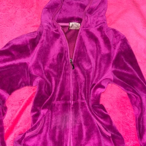 Vintage juicy - Lila vintage juicy kofta med guld detaljer på baksidan❤️ Älskar den har matchande byxor till men den är för stor tyvärr, priset kan diskuteras❤️