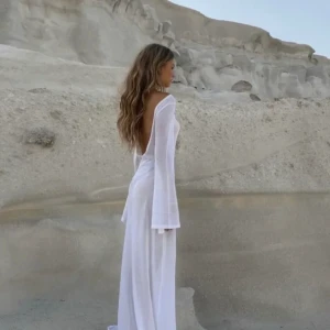 VIT STRANDKLÄNNING - • Nypris: 600kr • Oanvänd • Passar XS/S/M • Otroligt bra längd!! • Har INTE möjlighet att ta egna bilder  • (INTE den på bild 1, men otroligt lik) 