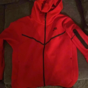 Nike tech hoodie  - Storlek M färg röd 