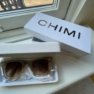 Solglasögon från Chimi i modellen 04 färgen ecru. Använda endast ett fåtal gånger så de ser helt nya ut! Nypris är 1350 kr. Hör av er om ni är intresserade eller vill ha mer info💕