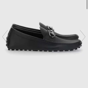 Gucci kostym skor - Säljer Gucci kostym skor. Kartong och kvitto följs även med. OBS: Storlek 42  bilder på skornas skick kan även skickas Ifall ni är intresserade. 