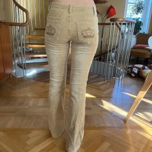 lågmidjade byxor - lågmidjade manchester byxor med bootcut och fett coola detaljer på fickorna⭐️