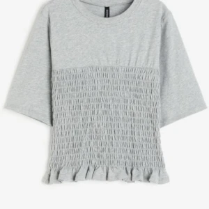 Ribbad hm tröja - Jättefin och använd en gång. Köptes för 179 kr men säljer för 129 pga väldigt eftertraktad. Pris kan diskuteras som vanligt ❤️❤️