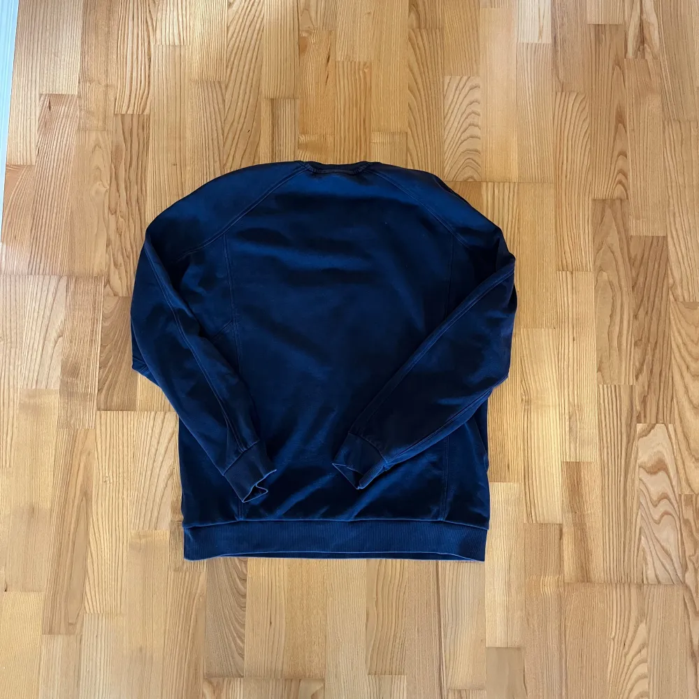 Tjena, säljer nu mina sköna mörkblåa Peak Performance tröja. Storleken är Large och tröjan är använd en del. Inga defekter mer än att den är lite urtvättad. Hör av dig vid funderingar, pris kan diskuteras.. Hoodies.