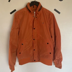 Tommy hilfiger jacka - Säljes då jag aldrig andvänd jackan, storlek S, riktigt fet, skick 9/10