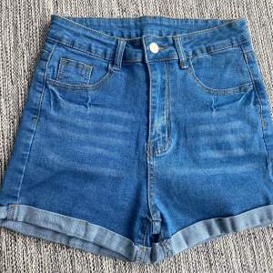 Ett par stretchiga jeansshorts i strl s som aldrig använts.  Mått Midjan: ca 33 cm Total längd: ca 32 cm  