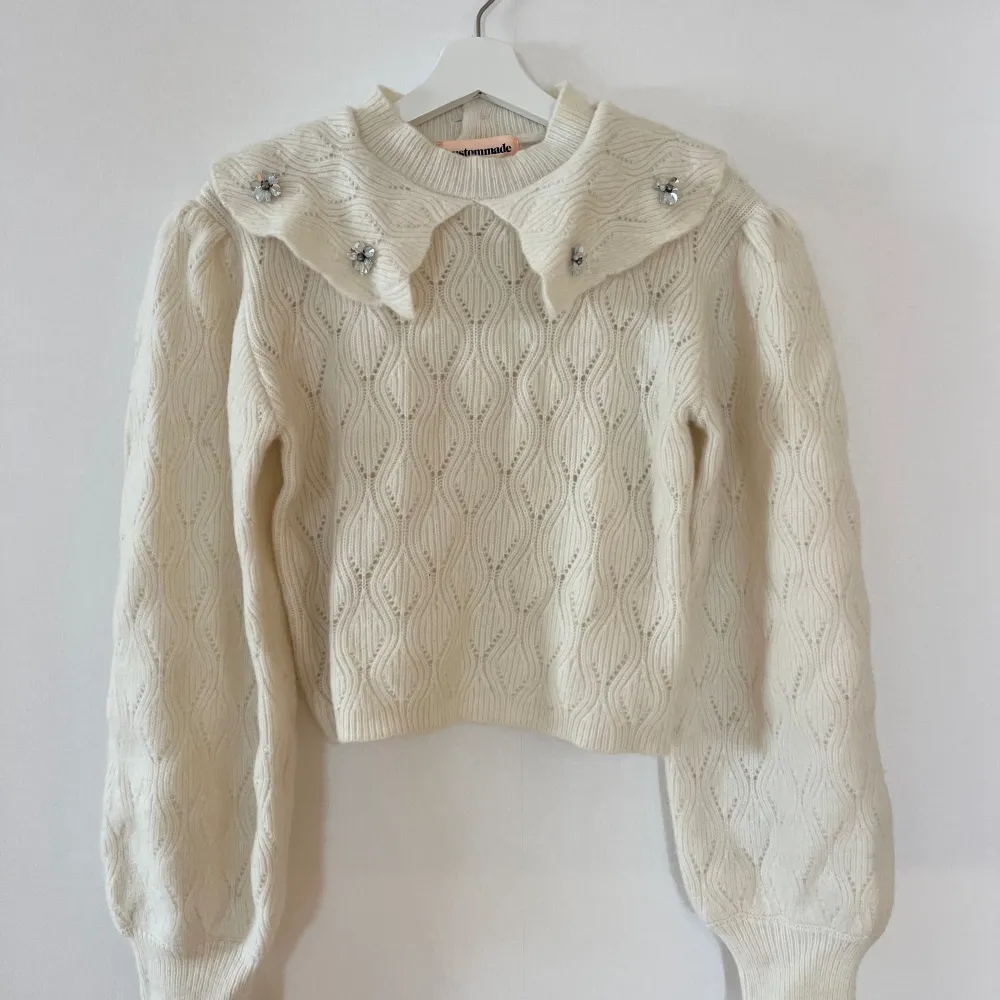 Superfin broderad sweater/kofta från Custommade med pärlknapp i nacken 💛 Nypris: 2599 kr, Mitt pris: 950 kr . Tröjor & Koftor.