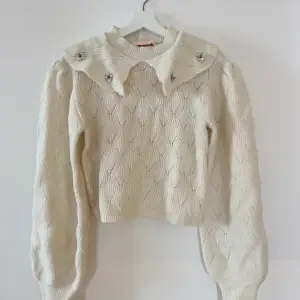 Superfin broderad sweater/kofta från Custommade med pärlknapp i nacken 💛 Nypris: 2599 kr, Mitt pris: 950 kr 