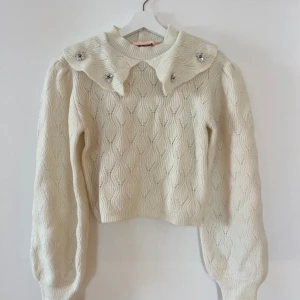 Sweater från Custommade - Superfin broderad sweater/kofta från Custommade med pärlknapp i nacken 💛 Nypris: 2599 kr, Mitt pris: 950 kr 