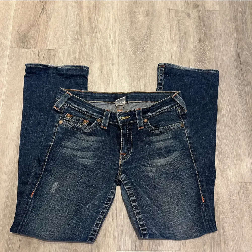 Lågmidjade true religon jeans super fina!  Midjemåttet tvärs över är 38 cm och innerbenslängden är 74cm🤗. Jeans & Byxor.