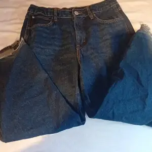 Coola Baggy Jeans med storleks ändrande midja! Andvänt skick men fortfarande as coola!😎❤️‍🔥