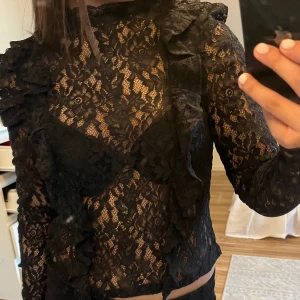 Spets topp - Super fin topp i spets från HM. Bra skick då den endast är använd nån gång och kommer inte till användning längre. Pris går att diskuteras💕