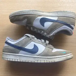 Jag säljer mina gamla Dunks som har nypris på 1900 kr på Stock X  Skick 6/10 då mockan har ändrat lite färg men inte förstört skon dock och en liten skada vid hälen som man kan se på sista bilden 