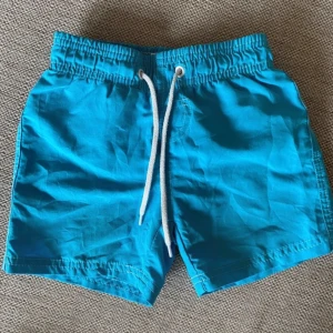 Badshorts - Ett par badshorts i storlek 86/92, i mycket bra skick, använd fåtal gånger, inget att anmärka på. 