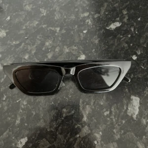 Solglasögon  - Svarta solglasögon, inga defekter 