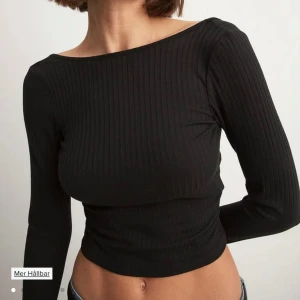 Långärmad ribbad topp med djup rygg - Säljer denna fina långärmade toppen från NA-KD med djup rygg! (Bild 3 från NA-KDs hemsida) •Oanvänd •Storlek S / Small •Mjukt material  •Ribbad •Nypris 279 kr, mitt pris 139 kr