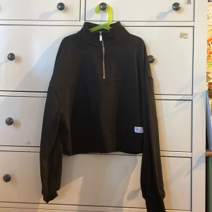 Half zip tröja - Bra skick, knappt använd  51% bomull 49% polyester