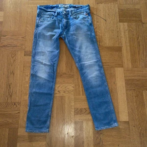 Replay anbass - Ett par snygga replay byxor. Snygga slitningar på ena benet kontakta för mer frågor eller bilder. 