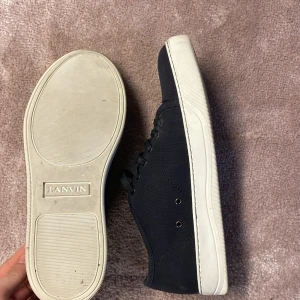Lanvin - Näst i till nyskick knappt andvända Lanvins. Inget OG ingår.  Storlek 41 sitter bra i storleken passar 41-42 . Hör av er vid frågor och funderingar😊
