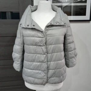 Trekvartsärmad jacka  - Trekvartsärmad jacka i storlek s enligt lapp, men är oversized på mig som har xs så skulle säga att den passar en M bäst. Vet ej märke. Vill du köpa trycker du på köp nu, jag postar inom 24h