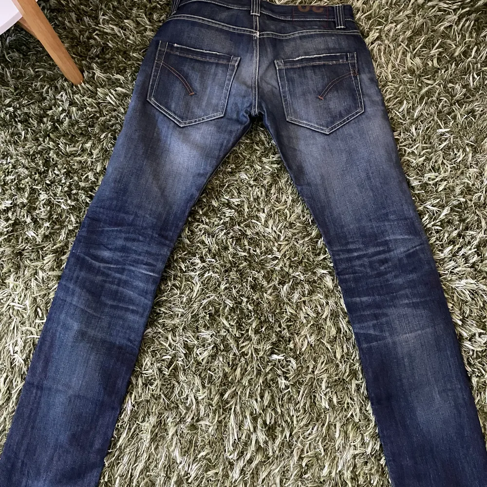 Säljer nu dessa dondup jeans i Modelen lucky. Storlek 33 i perfekt skick och endast använda 1 gång// hör av dig vid övriga frågor eller intresse . Jeans & Byxor.