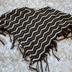 Stickad poncho  - Fin och mysig stickad poncho i fina färger🌸🌱