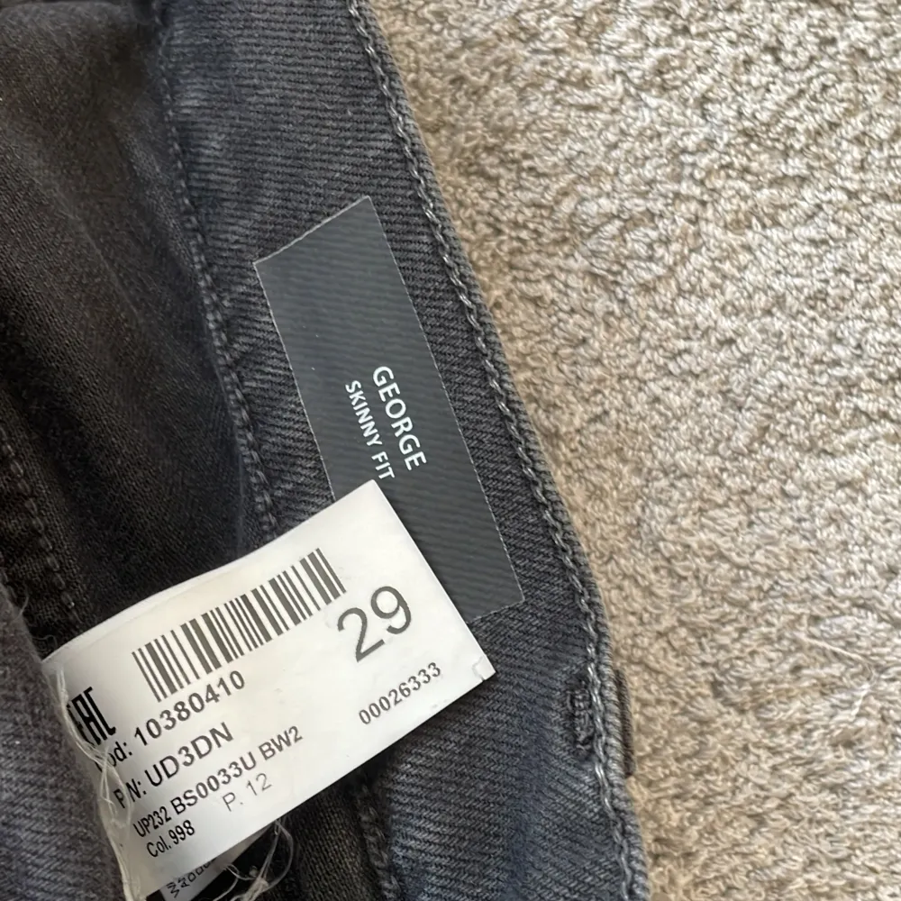 Säljer nu dessa dondup jeansen i färgen svart som är i storleken 29. Skicket är 8/10. Vid frågor och funderingar är det bara att höra av sig. Mvh Regal . Jeans & Byxor.