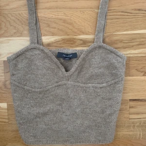 Sommar topp  - Säljer denna söta stickade sommar topp. Så söt och så snygg!!! Som ny, aldrig använd🐚