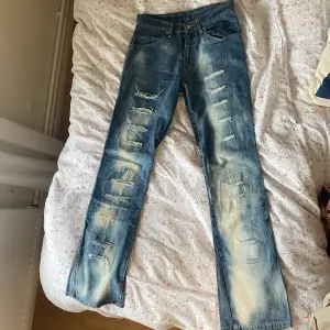 säljer dessa supersnygga lite y2k liknande  jeans med revor på benen! dubbeltyg, så ingen hud syns igenom hålen💗 säljer då de är för små för mig som har w28, så skulle säga att det är en w27💕 skriv för frågor! pris kan diskuteras vid snabb affär💕