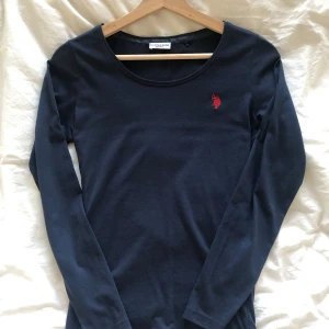 Ralph lauren tröja - Jätte fin Ralph lauren tröja i bra skick som har en tajt passform💗skriv om frågor!