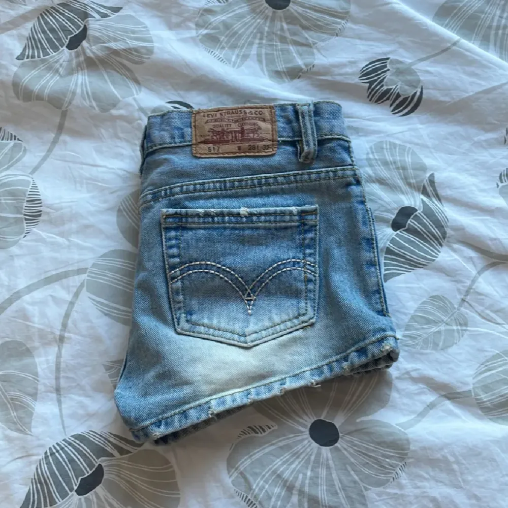 Jättefina jeansshorts från Levi’s💕 Köpt av en tjej på plick men var försmå. Midjemåttet är 38 cm (rakt över). Endast testade. Har ett litet hål vid en av bälteshällorna men är i jättebra skick! De första 3 bilderna är lånade av förra ägaren💗. Shorts.
