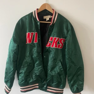 Collegejacka  - Grön, oversized collegejacka från H&M. 