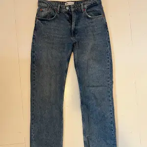 ”the midwaist straight” jeans från Zara, knappt använda 