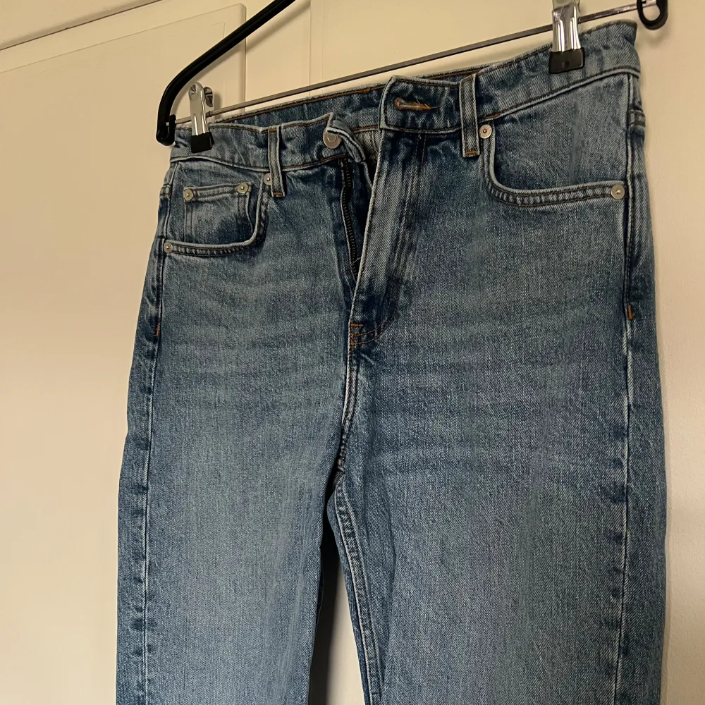 Ett par mellanblå jeans från Arket.  Raka i benen och ganska stretchiga.  ”Regular croppped stretch” heter dem.  Stl Eur 28.  Väldigt fint skick, som nya! . Jeans & Byxor.